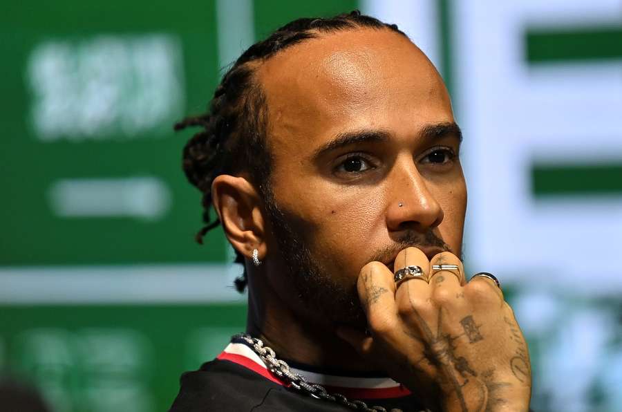 Hamilton: 'Red Bull kan nog veel sneller, alleen Ferrari kan ze stoppen'