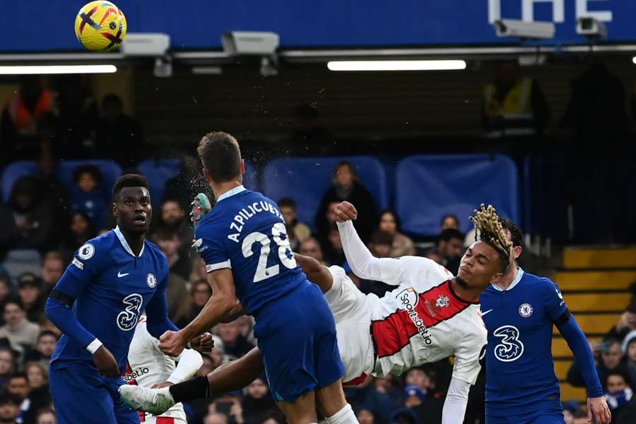 O momento do choque de Azpilicueta com Sekou Mara neste sábado (18)