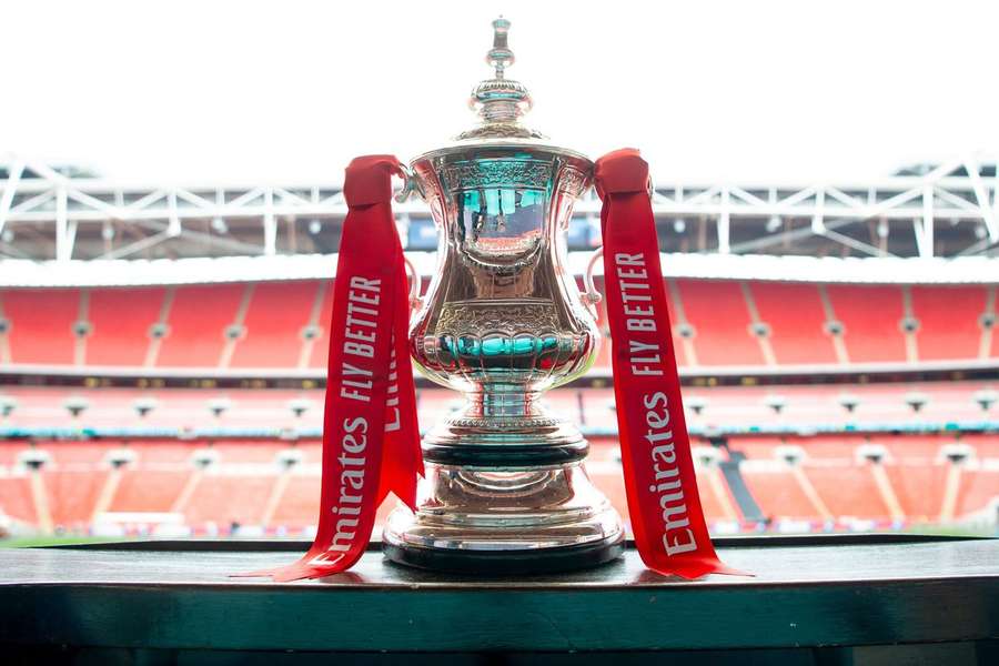 O troféu em Wembley, palco da final