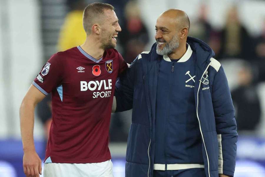 Český záložník Tomáš Souček s trenérem West Hamu. Český záložník Tomáš Souček s trenérem West Hamu.