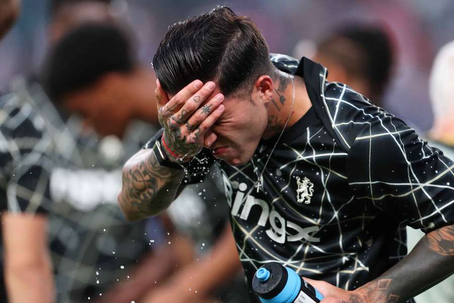 Enzo Fernández, do Chelsea, a tentar refrescar-se perante as altas temperaturas