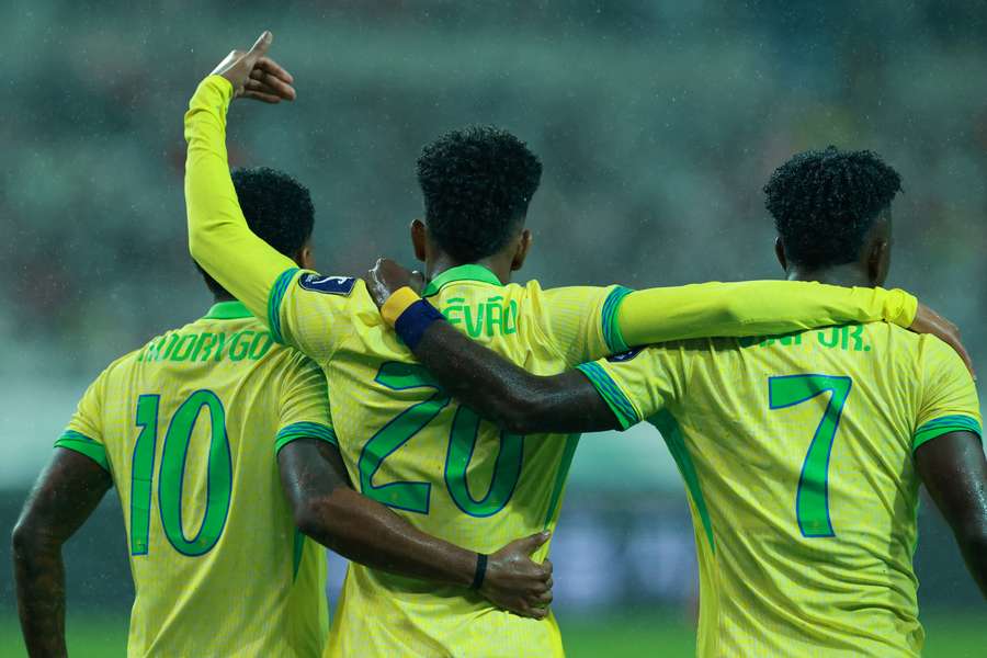 Estevao celebrates goal with Vini Jr. and Rodrygo