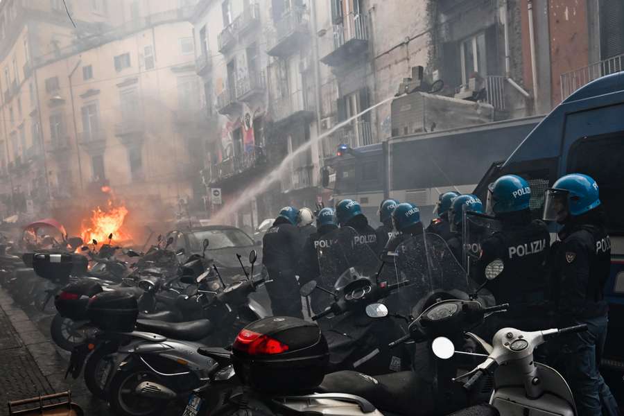 Solidarität gelte "den Polizeikräften und der Stadt Neapel  lt. Außenminister Antonio Tajani