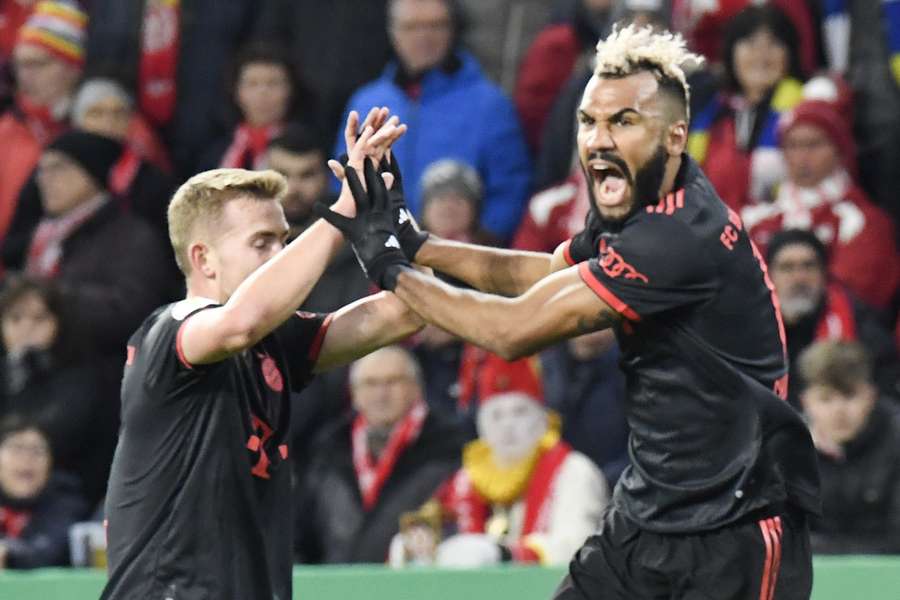 Choupo-Moting celebra seu gol na Mewe Arena