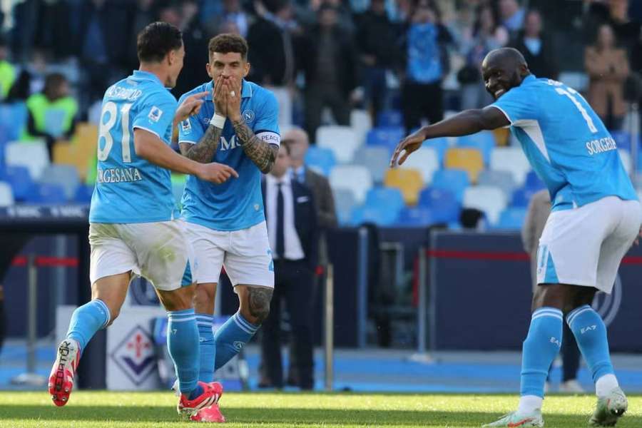 Raspadori, Di Lorenzo y Lukaku celebrando un gol