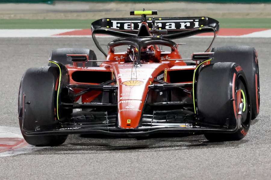 Carlos Sainz, conduciendo su Ferrari en el GP de Baréin