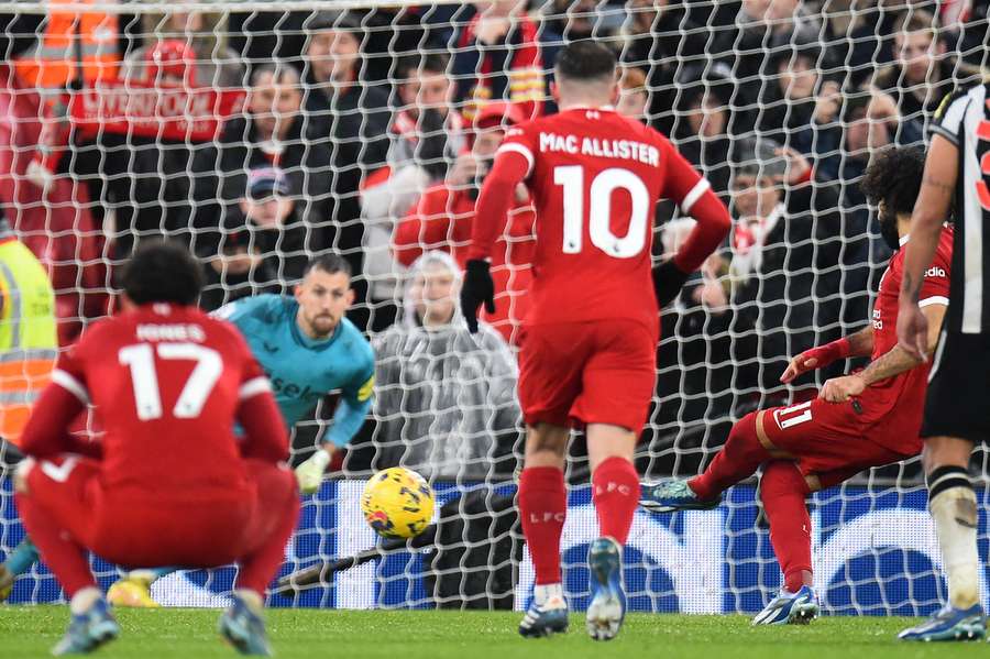 Salah premenil penaltu na druhý pokus proti Newcastlu.