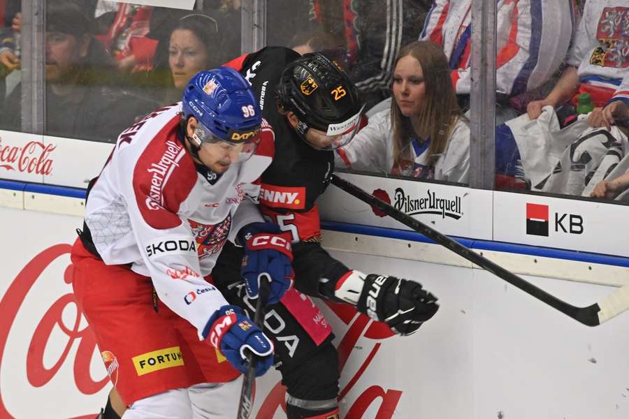 David Tomasek (l.) checkt Deutschlands Leon Hüttl gegen die Bande