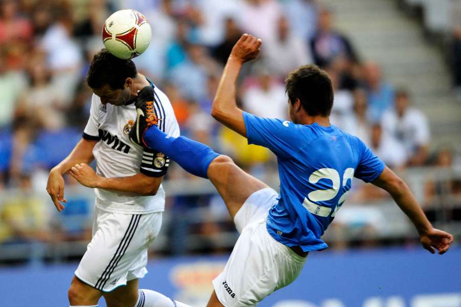 Higuaín recibe una dura entrada Higuaín recibe una dura entrada