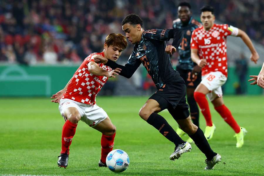 Bayern Munich's Jamal Musiala in action with Mainz 05's Kaishu Sano