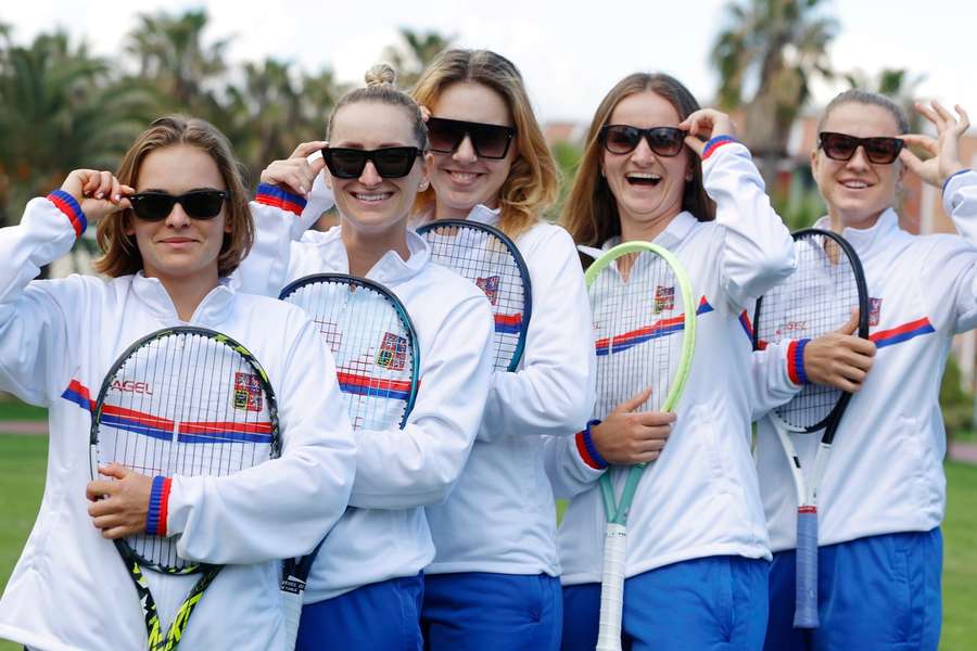 Český tenisový tým: Sára Bejlek, Markéta Vondroušová, Linda Nosková, Barbora Krejčíková a Karolína Muchová.