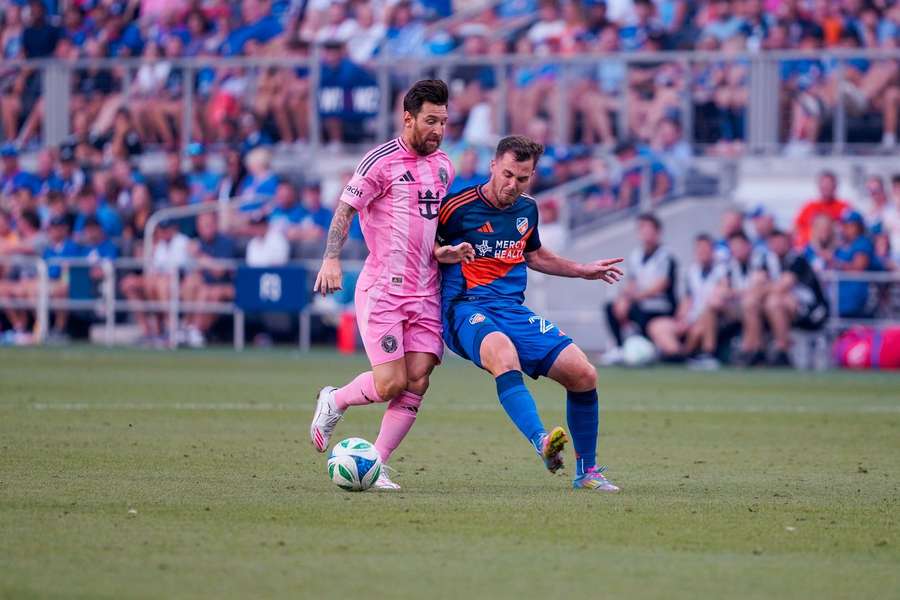 Bucha v souboji s Lionelem Messim. Bucha v souboji s Lionelem Messim.