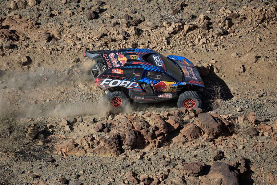Sainz vuelca en la segunda etapa del Dakar