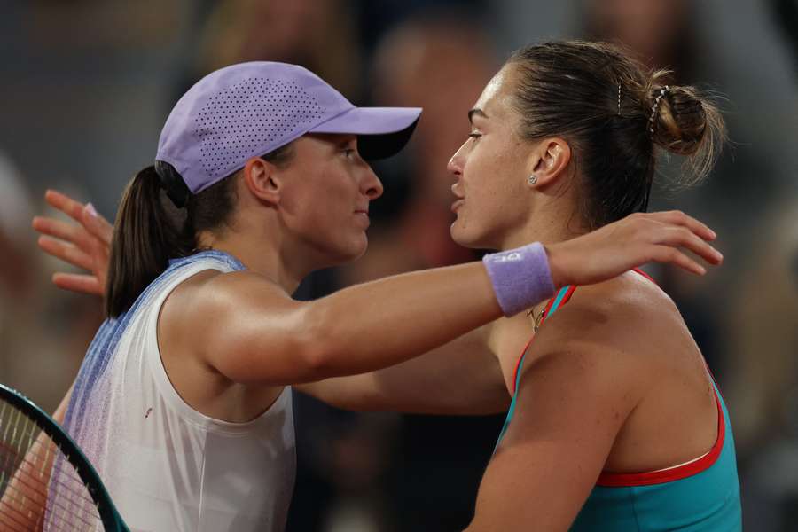 Swiatek y Sabalenka, al acabar su semifinal del Roland Garros de 2025