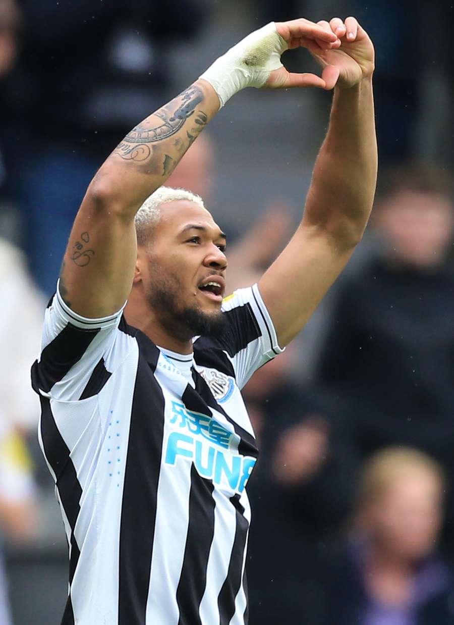 Joelinton comemorando o gol neste domingo (23)