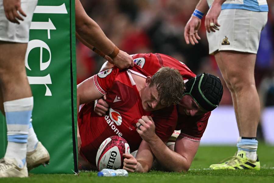 Jac Morgan scores a try but dislocates a shoulder in the process. Jac Morgan scores a try but dislocates a shoulder in the process.