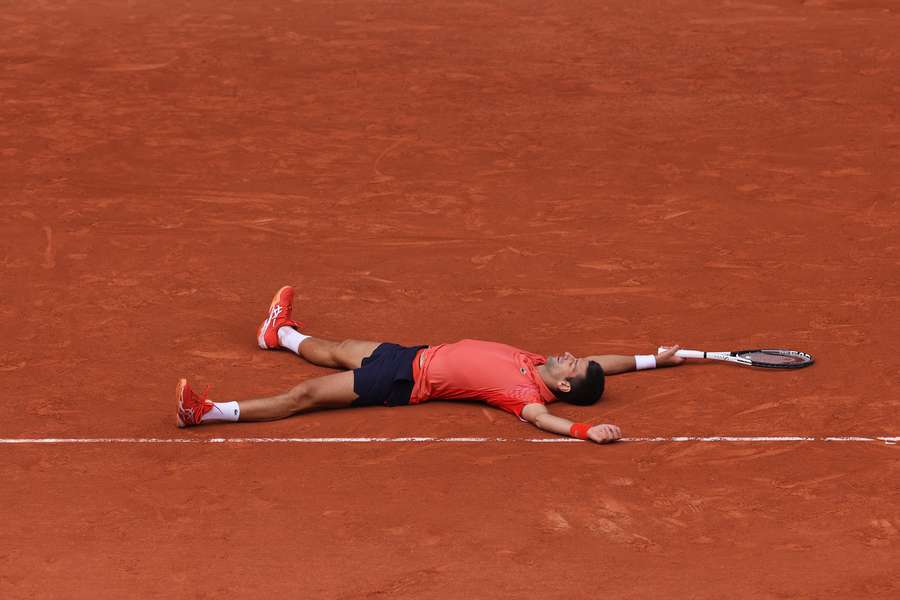 Djokovic se deja caer tras conquistar su Grand Slam número 23
