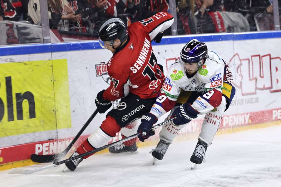 Jan Luca Senhenn im Duell gegen die Eisbären. Jan Luca Senhenn im Duell gegen die Eisbären.