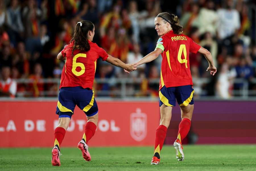 Bruna Vilamala e Irene Paredes, tras el gol que sentó las bases de la remontada.