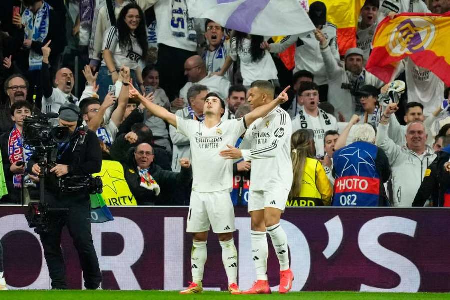 Brahim, abrazado por Mbappé mientras celebra el tanto del triunfo