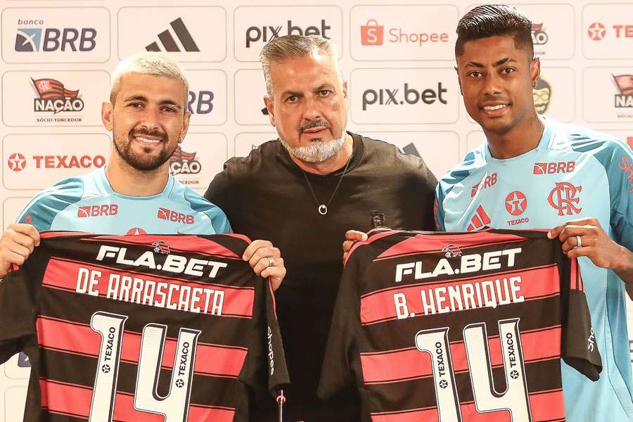 Arrascaeta e Bruno Henrique na companhia de José Boto