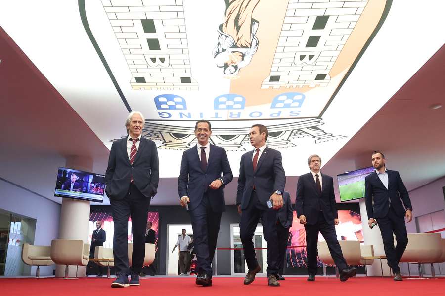 Jorge Jesus (E), selecionador nacional, Pedro Proença (C), presidente da FPF, e António Salvador (D), presidente do SC Braga Jorge Jesus (E), selecionador nacional, Pedro Proença (C), presidente da FPF, e António Salvador (D), presidente do SC Braga
