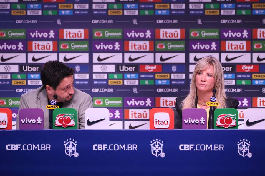 Selecionador Arthur Elias e Cris Gambaré (esq.) em conferência da Seleção