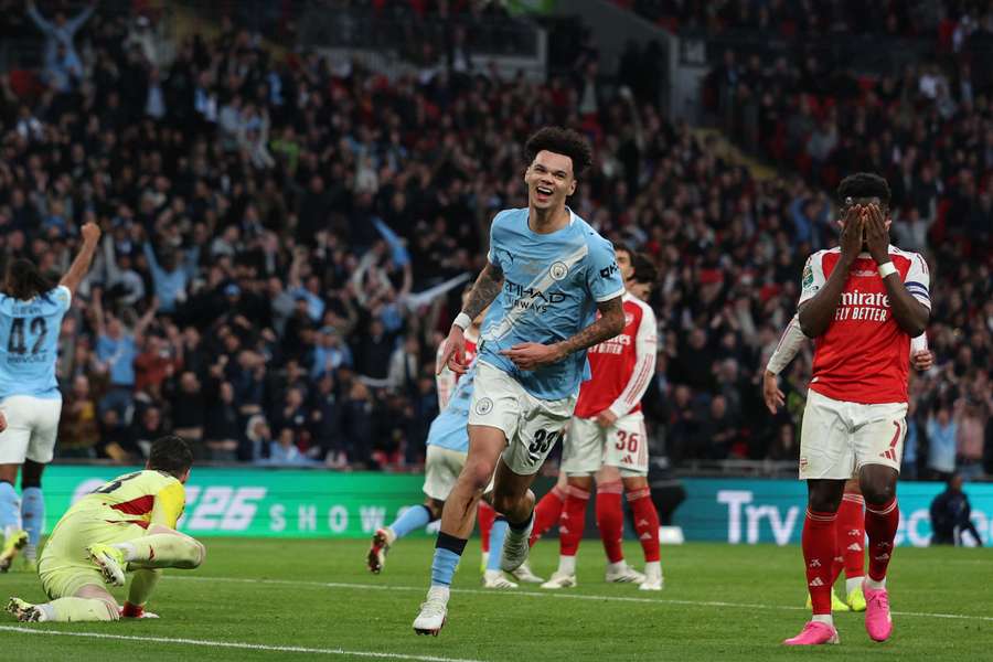 Nico O'Reilly dal oba góly City ve finále EFL Cupu proti Arsenalu. Nico O'Reilly dal oba góly City ve finále EFL Cupu proti Arsenalu.