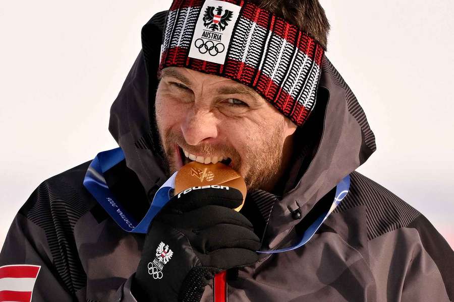 Österreichs Goldgewinner Benjamin Karl mit seiner Medaille