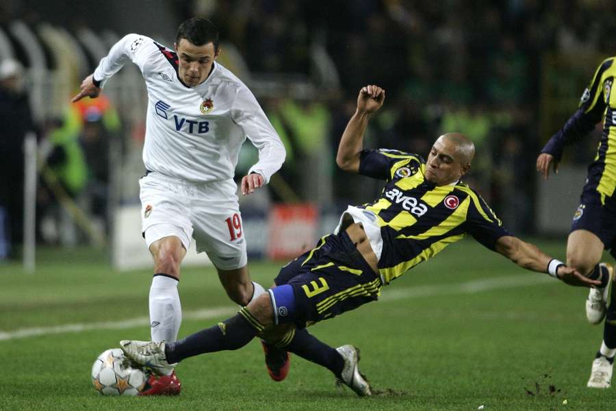 Dawid Janczyk i Roberto Carlos podczas meczu Ligi Mistrzów w 2007 roku