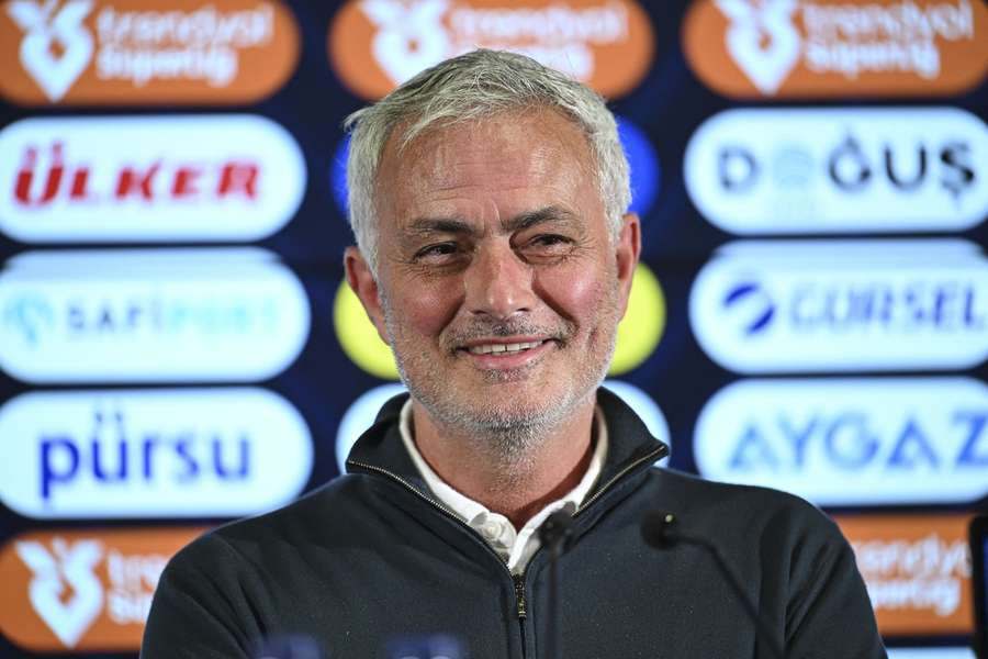 Fenerbahçe vai continuar com o técnico José Mourinho