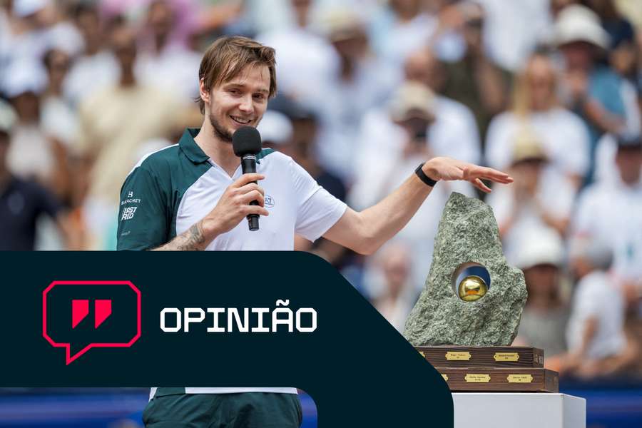 Bublik discursa junto ao troféu de Gstaad