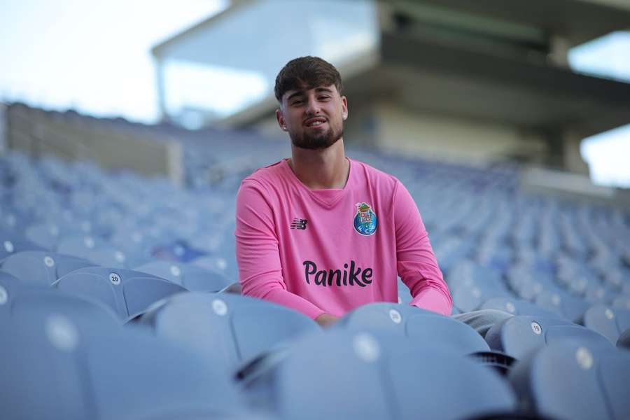 Denis Gutu feliz com a camisola do FC Porto