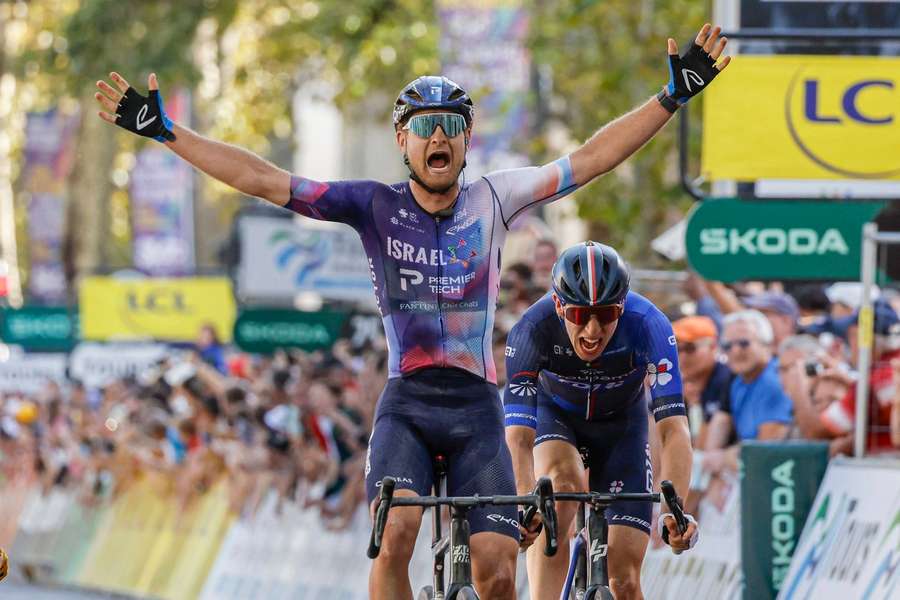 Sheehan Riley freut sich über seinen Sieg bei der 17. Etappe der Tour de France 2023.