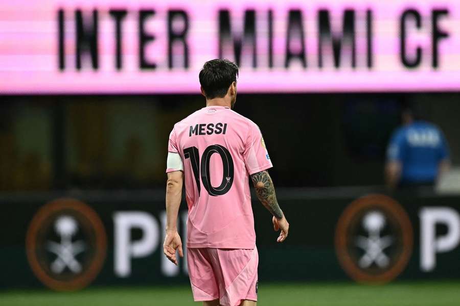 Messi bat le FC Porto sur coup franc direct.
