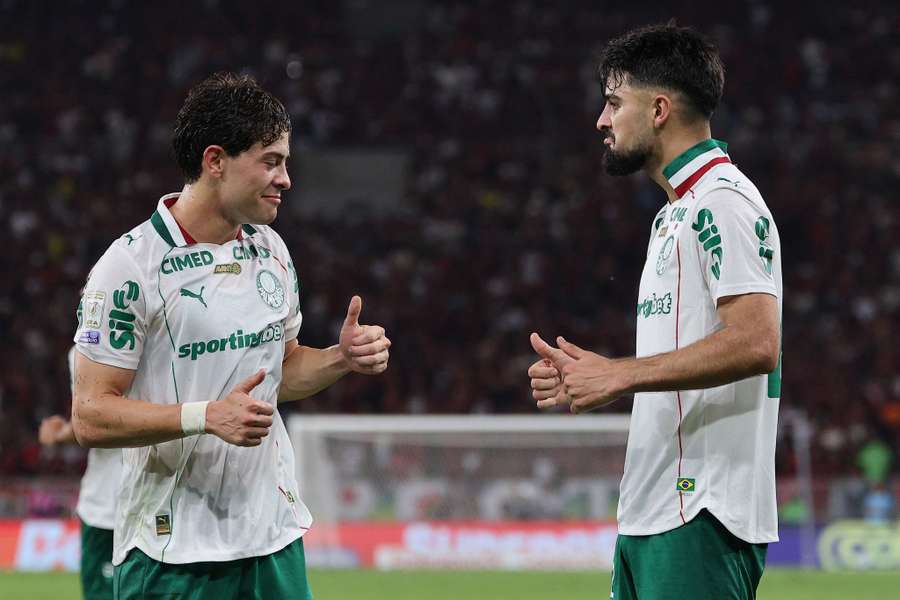 Flaco López celebra gol ao lado do compatriota Giay