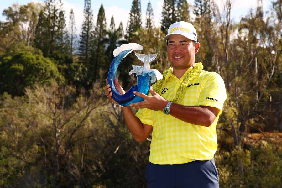 Hideki Macujama s trofejí pro vítěze turnaje The Sentry v Kapalue. Hideki Macujama s trofejí pro vítěze turnaje The Sentry v Kapalue.
