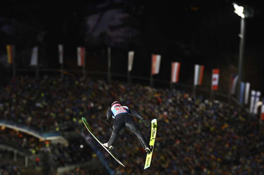 Hoffmann springt zum Auftakt aufs Podest