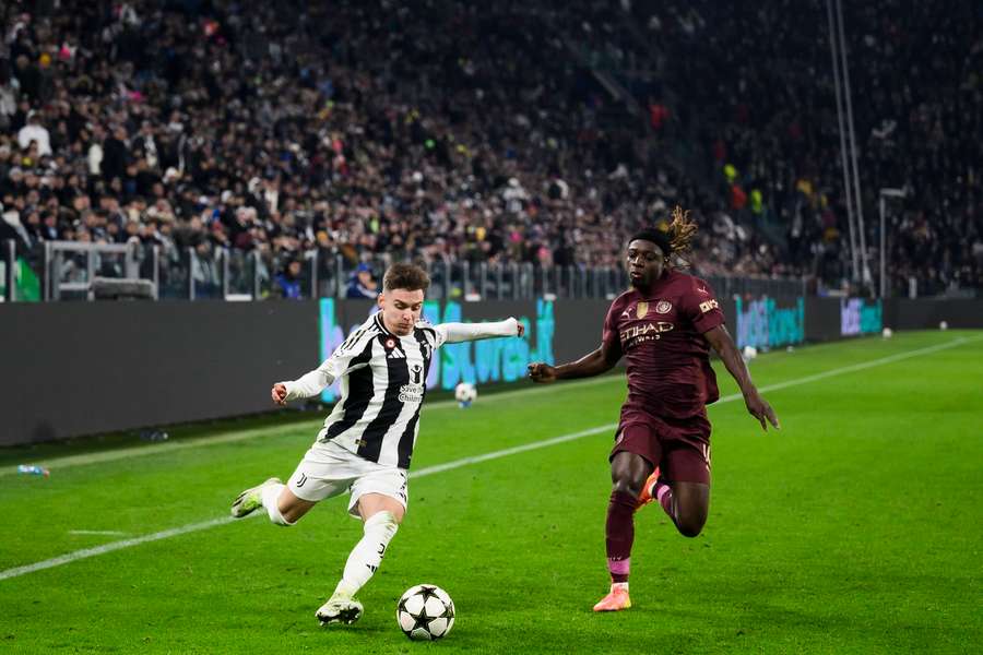 Francisco Conceição em ação perante o Manchester City