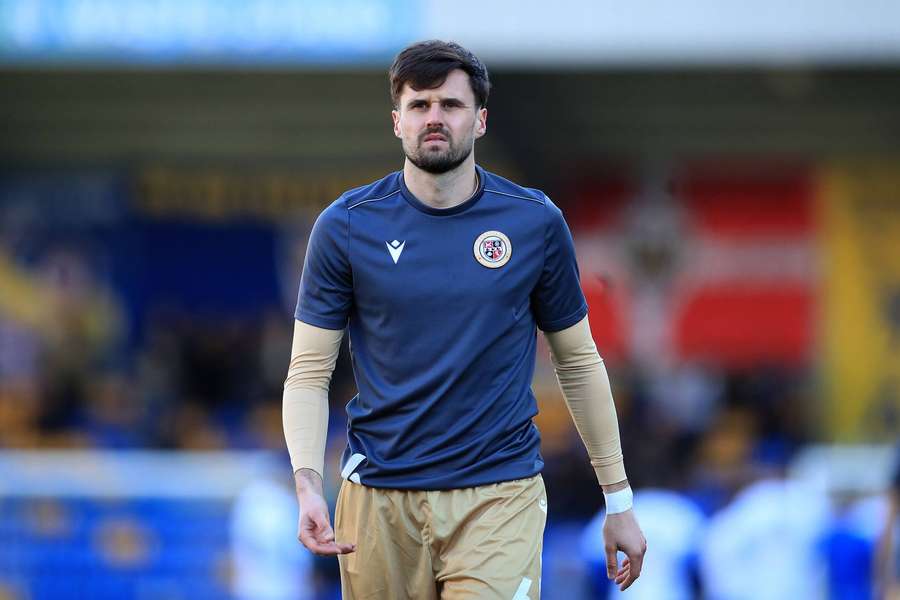 Carl Jenkinson sofreu uma luxação da anca pelo Bromley