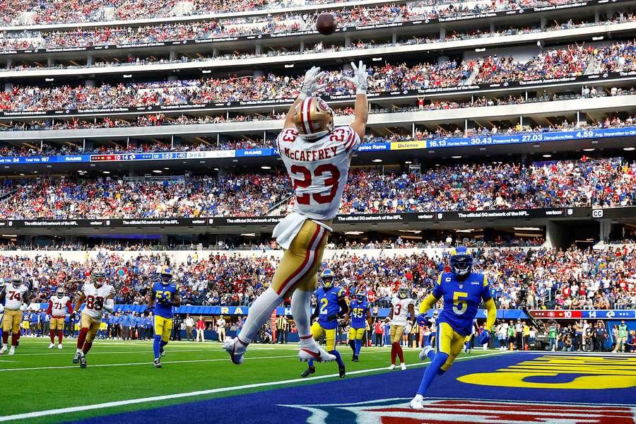 Christian McCaffrey salta para recibir el balón antes de anotar uno de sus touchdowns ante los Rams.