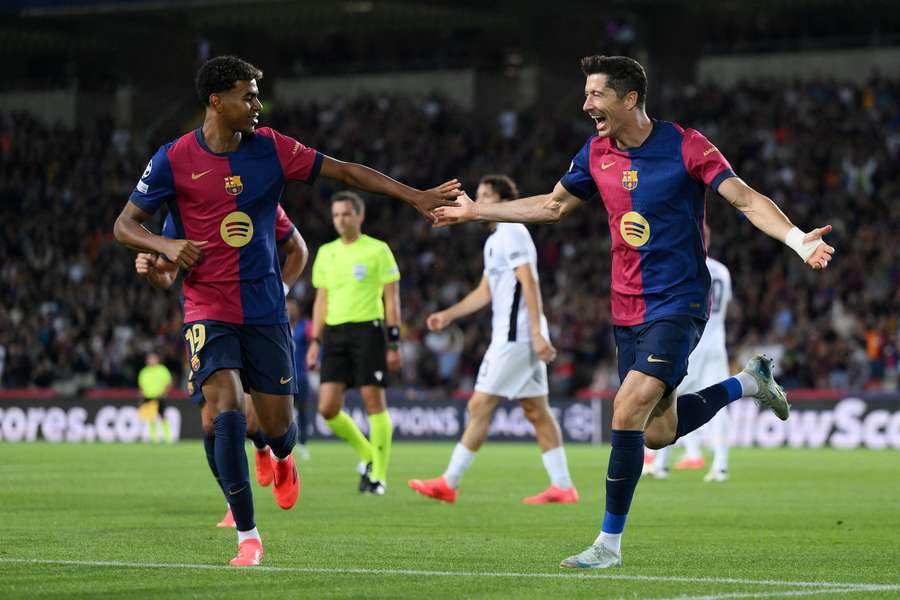 Lewandowski y Yamal celebran el gol del polaco