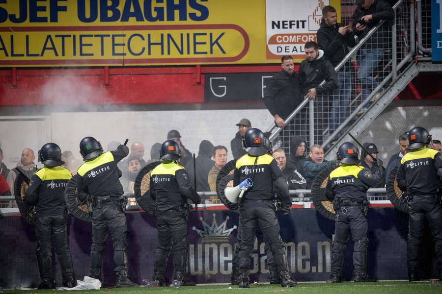Agenten grijpen in tijdens MVV - Roda JC in 2021