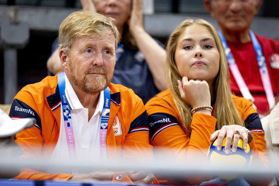 Koning Willem-Alexander en prinses Amalia op de tribune bij het volleybal