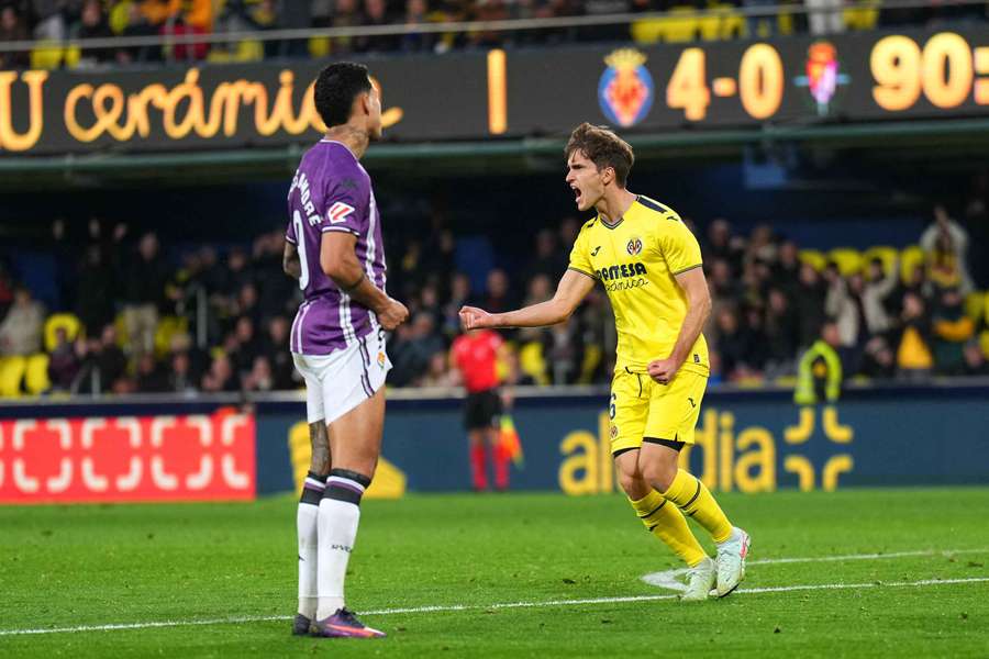 Denis Suárez celebra ante el Valladolid.