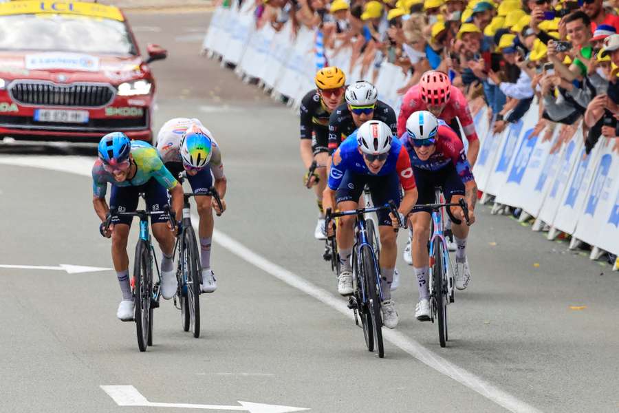 Romain Grégoire, au centre, lors de l'arrivée au sprint pour la 4ᵉ place ce samedi.