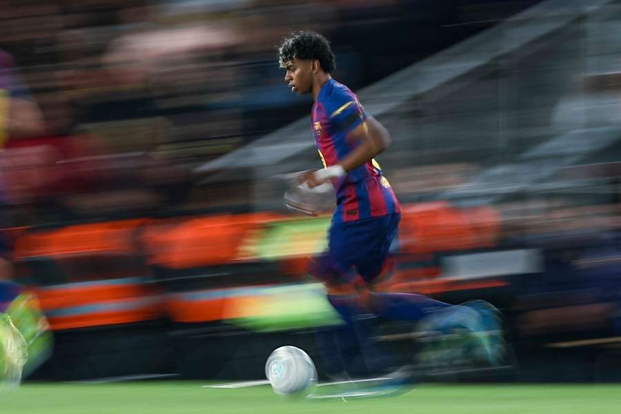 Lamine Yamal controla el balón ante el Celta de Vigo en el Spotify Camp Nou.