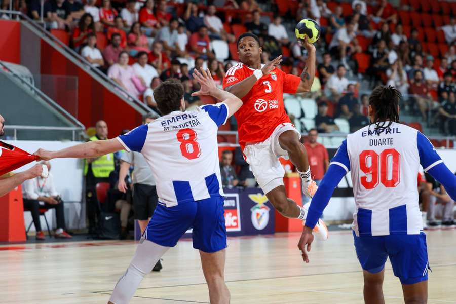 Benfica foi travado pelo FC Porto Benfica foi travado pelo FC Porto
