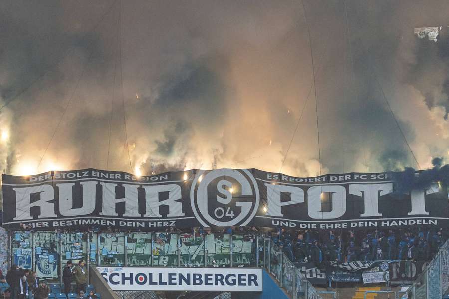 Die Fans von Hansa Rostock und Schalke 04 waren am Sonntag während der Zweitligapartie aneinandergeraten.