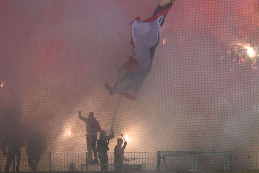 Imagem ilustrativa de utilização de engenhos pirotécnicos num estádio